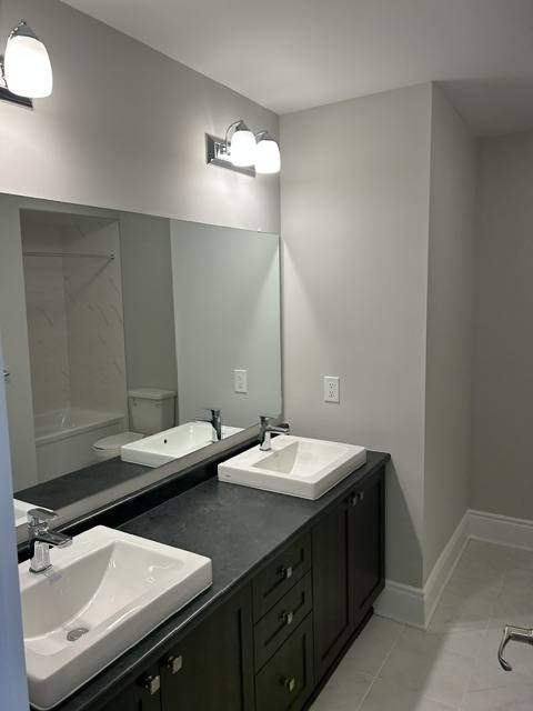 Double-vanity ensuite